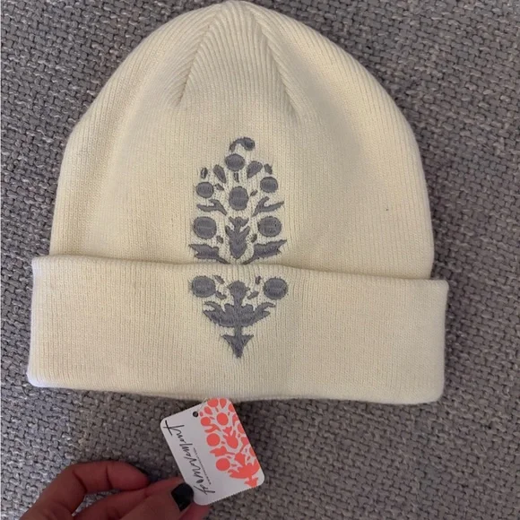 Free People Movement Iconic Beanie – Cream Silver – New with Tag - Picture 3 of 6